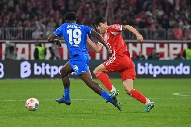 01 11 2025, xjrdrx, Soccer 1 Bundesliga, FC Bayern Muenchen Bayer 04 Leverkusen v l Ernest Poku Bayer 04 Leverkusen Min jae Kim FC Bayern Muenchen Zweikampf, Aktion, action, battle for the ball DFL DFB REGULATIONS PROHIBIT ANY USE OF PHOTOGRAPHS as IMAGE SEQUENCES and or QUASI VIDEO Muenchen