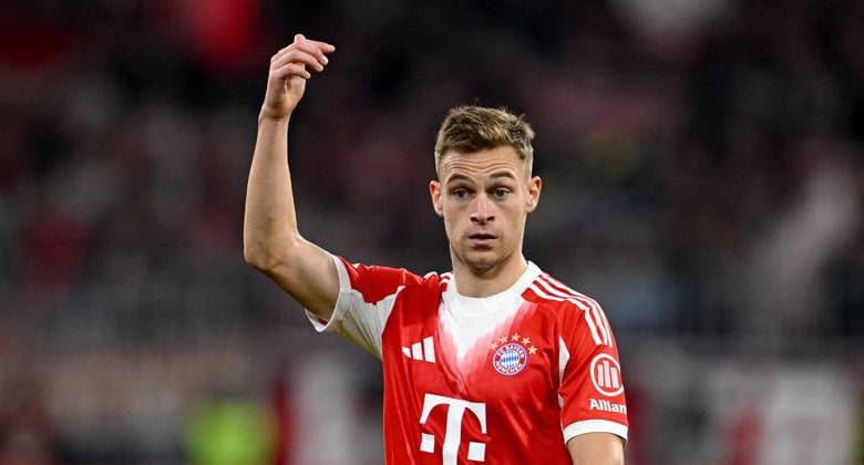 Soccer 1 Bundesliga Season 2025 2026 9 Matchday FC Bayern Muenchen Bayer 04 Leverkusen 01 11 2025 Joshua Kimmich FC Bayern Muenchen