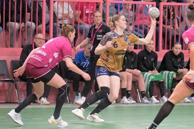 Aida Mittag Buxtehuder SV, 06 vs Selina Lindemann TusSies Metzingen, 02 TusSies Metzingen vs Buxtehuder SV, Handball, Alsco HBF, 7 League Matchday, Season 2025 2026, 01 11 2025 TusSies Metzingen vs Buxtehuder SV, Handball, Alsco HBF, 7 League Matchday, Season 2025 2026, 01 11 2025 Tuebingen Copyright: xEibner-Pressefoto TobiasxBaurx EP_TBR