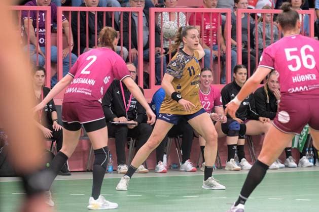 Isabelle Doelle Buxtehuder SV, 11 vs Selina Lindemann TusSies Metzingen, 02 TusSies Metzingen vs Buxtehuder SV, handball, Alsco HBF, 7 league matchday, 2025 2026 season, 01 11 2025 TusSies Metzingen vs Buxtehuder SV, handball, Alsco HBF, 7 league matchday, 2025 2026 season, 01 11 2025 Tuebingen Copyright: xEibner-Pressefoto TobiasxBaurx EP_TBR