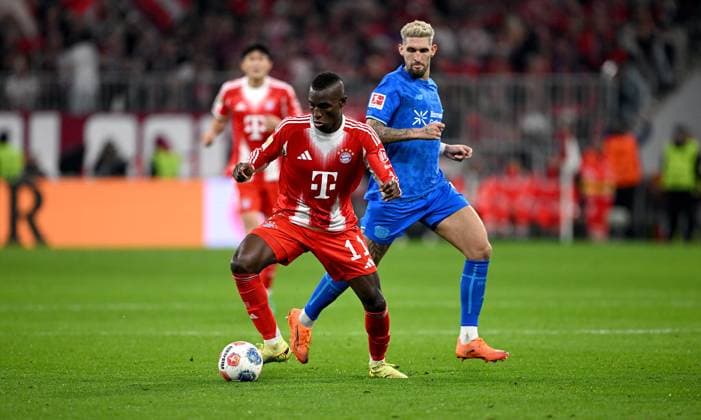 Soccer 1 Bundesliga Season 2025 2026 9 Matchday FC Bayern Muenchen Bayer 04 Leverkusen 01 11 2025 Nicolas Jackson left, FC Bayern Muenchen vs Robert Andrich right, Bayer 04 Leverkusen