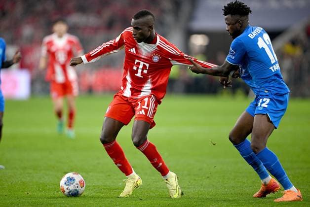 Soccer 1 Bundesliga Season 2025 2026 9 Matchday FC Bayern Muenchen Bayer 04 Leverkusen 01 11 2025 Nicolas Jackson left, FC Bayern Muenchen vs Edmond Tapsoba right, Bayer 04 Leverkusen
