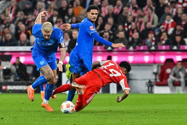Bundesliga FC Bayern Munich Bayer 04 Leverkusen 01 11 2025 MUNICH, GERMANY 1 NOVEMBER in the duel Robert ANDRICH Bayer Leverkusen 8 , Luis DIAZ FC Bayern Munich 14 and Jarell QUANSAH Bayer Leverkusen 4 during the Bundesliga match between FC Bayern Munich and Bayer 04 Leverkusen on matchday 9 at Allianz Arena on November 1, 2025 in Munich, Germany DFL REGULATES PROHIBIT ANY USE OF PHOTOGRAPHS AS IMAGE SEQUENCES AND OR QUASI VIDEO Copyright: xBEAUTIFULxSPORTS Goldbergx