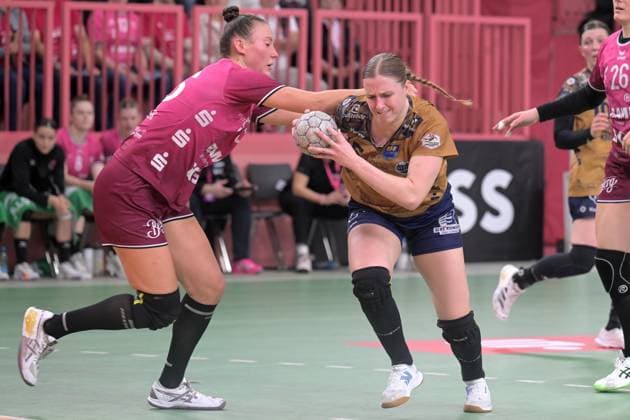 Jolina Huhnstock Buxtehuder SV, 45 vs Carolin Huebner TusSies Metzingen, 56 TusSies Metzingen vs Buxtehuder SV, handball, Alsco HBF, 7 league matchday, 2025 2026 season, 01 11 2025 TusSies Metzingen vs Buxtehuder SV, handball, Alsco HBF, 7 league matchday, 2025 2026 season, 01 11 2025 Tuebingen Copyright: xEibner-Pressefoto TobiasxBaurx EP_TBR