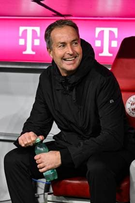 Bundesliga; FC Bayern München - Bayer 04 Leverkusen; 01.11.2025 MÜNCHEN, DEUTSCHLAND - 1. NOVEMBER: im Bild Kasper HJULMAND headcoach Bayer Leverkusen Einzelfoto Freisteller während dem Bundesligamatch zwischen dem FC Bayern München und Bayer 04 Leverkusen am 9. Spieltag in der Allianz Arena am 1. November 2025 in München, Germany DFL REGULATIONS PROHIBIT ANY USE OF PHOTOGRAPHS AS IMAGE SEQUENCES AND OR QUASI-VIDEO *** Bundesliga FC Bayern Munich Bayer 04 Leverkusen 01 11 2025 MUNICH, GERMANY 1 NOVEMBER in picture Kasper HJULMAND headcoach Bayer Leverkusen single photo cropped during the Bundesliga match between FC Bayern Munich and Bayer 04 Leverkusen on matchday 9 at Allianz Arena on November 1, 2025 in Munich, Germany DFL REGULATIONS PROHIBIT ANY USE OF PHOTOGRAPHS AS IMAGE SEQUENCES AND OR QUASI VIDEO Copyright: xBEAUTIFULxSPORTS Goldbergx