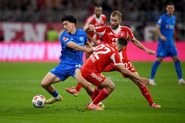 Soccer 1 Bundesliga Season 2025 2026 9 Matchday FC Bayern Muenchen Bayer 04 Leverkusen 01 11 2025 Ibrahim Maza left, Bayer 04 Leverkusen vs Raphael Guerreiro front, FC Bayern Muenchen vs Konrad Laimer back right, FC Bayern Muenchen