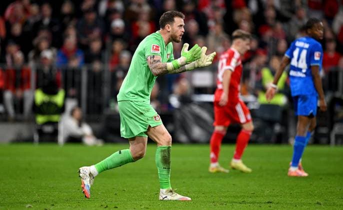 Soccer 1 Bundesliga Season 2025 2026 9 Matchday FC Bayern Muenchen Bayer 04 Leverkusen 01 11 2025 Goalkeeper Mark Flekken Bayer 04 Leverkusen