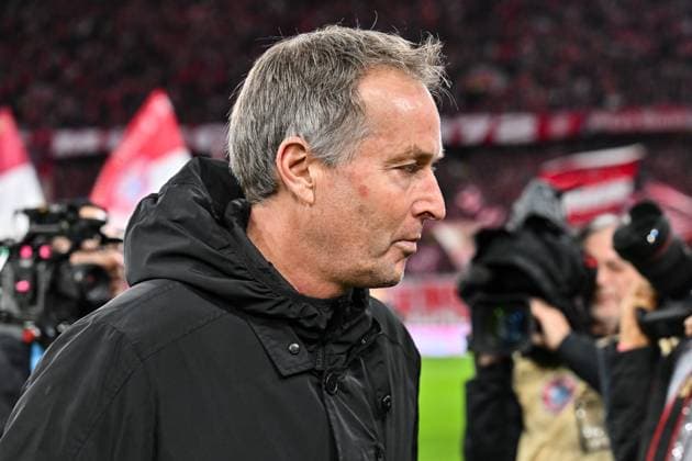 Bundesliga; FC Bayern München - Bayer 04 Leverkusen; 01.11.2025 MÜNCHEN, DEUTSCHLAND - 1. NOVEMBER: im Bild Kasper HJULMAND headcoach Bayer Leverkusen Einzelfoto Freisteller während dem Bundesligamatch zwischen dem FC Bayern München und Bayer 04 Leverkusen am 9. Spieltag in der Allianz Arena am 1. November 2025 in München, Germany DFL REGULATIONS PROHIBIT ANY USE OF PHOTOGRAPHS AS IMAGE SEQUENCES AND OR QUASI-VIDEO *** Bundesliga FC Bayern Munich Bayer 04 Leverkusen 01 11 2025 MUNICH, GERMANY 1 NOVEMBER in picture Kasper HJULMAND headcoach Bayer Leverkusen single photo cropped during the Bundesliga match between FC Bayern Munich and Bayer 04 Leverkusen on matchday 9 at Allianz Arena on November 1, 2025 in Munich, Germany DFL REGULATIONS PROHIBIT ANY USE OF PHOTOGRAPHS AS IMAGE SEQUENCES AND OR QUASI VIDEO Copyright: xBEAUTIFULxSPORTS Goldbergx