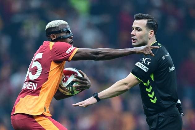 Galatasaray v Trabzonspor - Turkish Super Lig ISTANBUL, TURKIYE - NOVEMBER 1: Victor Osimhen (45) of Galatasaray reacts during the Turkish Super Lig week 11 football match between Galatasaray and Trabzonspor at RAMS Park Stadium in Istanbul, Turkiye on November 1, 2025. Abdulhamid Hosbas Anadolu Istanbul Turkey. Editorial use only. Please get in touch for any other usage.  Copyright: x2025xAnadoluxAbdulhamidxHosbasx