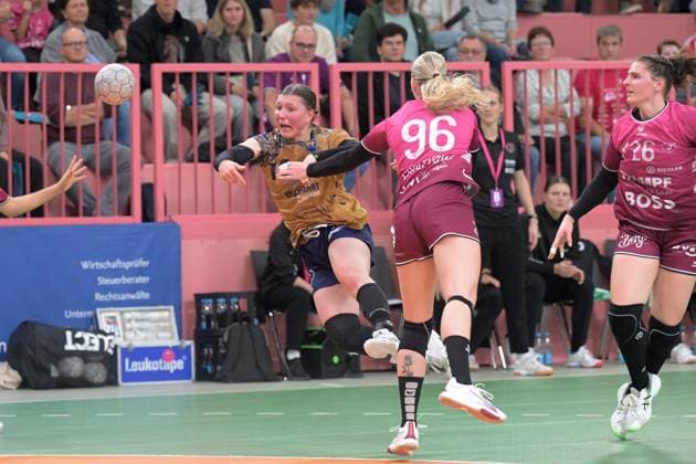 Anika Hampel Buxtehuder SV, 10 vs Charlotte Cholevova TusSies Metzingen, 96 TusSies Metzingen vs Buxtehuder SV, Handball, Alsco HBF, 7 League Matchday, Season 2025 2026, 01 11 2025 TusSies Metzingen vs Buxtehuder SV, Handball, Alsco HBF, 7 League Matchday, Season 2025 2026, 01 11 2025 Tuebingen Copyright: xEibner-Pressefoto TobiasxBaurx EP_TBR