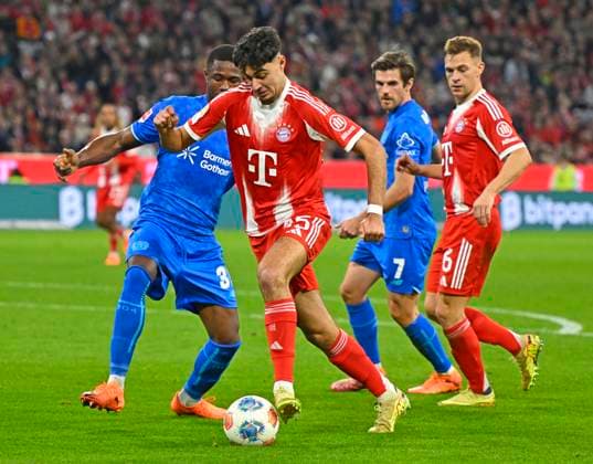 01 11 2025, Bundesliga 2025 2026, Matchday 9, FC Bayern Munich Bayer Leverkusen, in the Allianz Arena Munich, from left Christian Kofane Leverkusen , Aleksandar Pavlovic FC Bayern Munich , Jonas Hofmann Leverkusen and Joshua Kimmich FC Bayern Munich in a duel for the ball DFL and DFB regulations prohibit any use of photographs as image sequences and or quasi video