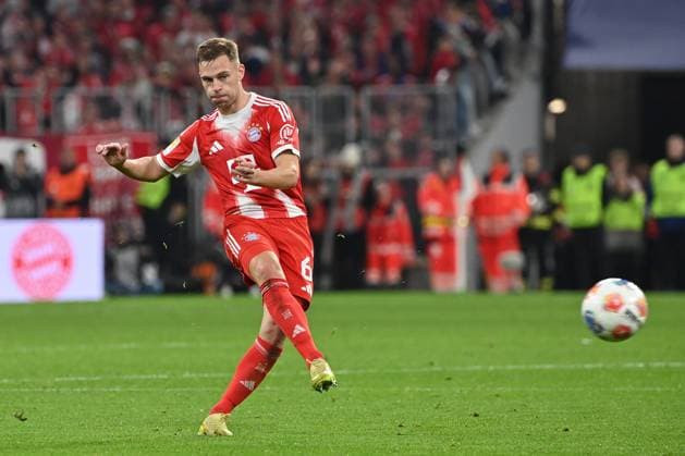 01 11 2025, xjrdrx, Soccer 1 Bundesliga, FC Bayern Muenchen Bayer 04 Leverkusen v l Joshua Kimmich FC Bayern Muenchen DFL DFB REGULATIONS PROHIBIT ANY USE OF PHOTOGRAPHS as IMAGE SEQUENCES and or QUASI VIDEO Muenchen