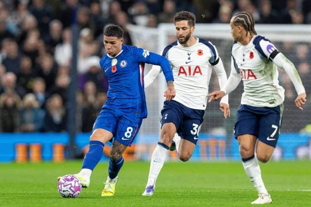 1st November 2025; Tottenham Hotspur Stadium, London, England; Premier League Football, Tottenham Hotspur versus Chelsea; Enzo Fern& xe1;ndez of Chelsea passes away from Simons  IanxStephen