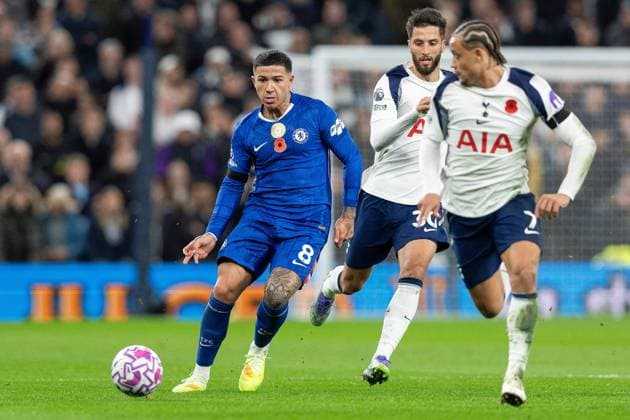 1st November 2025; Tottenham Hotspur Stadium, London, England; Premier League Football, Tottenham Hotspur versus Chelsea; Enzo Fern& xe1;ndez of Chelsea passes away from Simons  IanxStephen