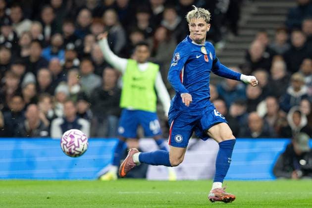 1st November 2025; Tottenham Hotspur Stadium, London, England; Premier League Football, Tottenham Hotspur versus Chelsea; Alejandro Garnacho of Chelsea recives the forward ball  IanxStephen