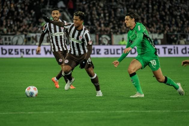 Germany Soccer Bundesliga 2025 26, 10 Matchday FC St Pauli vs Borussia Moenchengladbach Millerntor Stadion Hamburg Joel Chima Fujita FC St Pauli, 16 , Florian Neuhaus Borussia Moenchengladbach, 10 Copyright: xStefanxTrochax