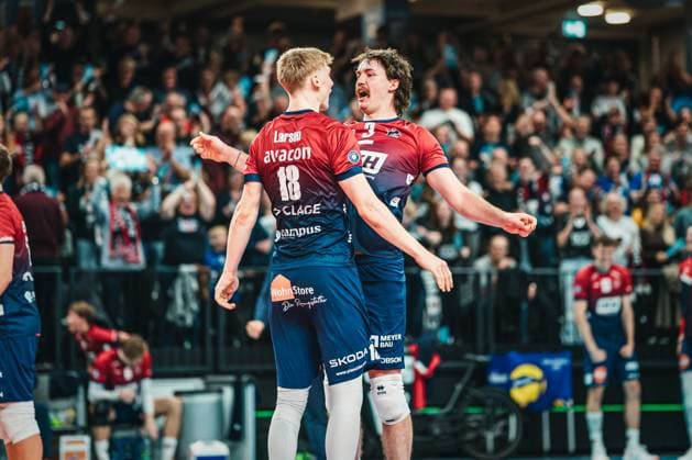 VBL SVG Lüneburg vs Netzhoppers KW, 01 11 2025 Axel Larsen SVG Lüneburg, 18 cheers with Jesse Elser SVG Lüneburg, 3 Volleyball Bundesliga, Matchday 4 SVG Lüneburg vs Netzhoppers KW on 01 11 2025 at LKH Arena, Lüneburg Copyright: xBEAUTIFULxSPORTS Tonhäuserx