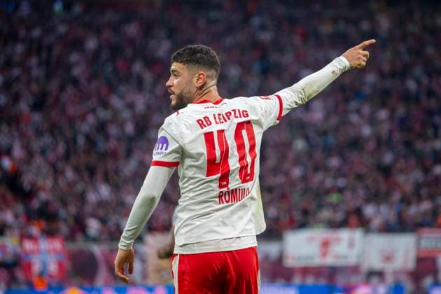 GER, Leipzig, Football, DFL Bundesliga, Matchday 9, RB Leipzig vs VFB Stuttgart in picture v l Romulo RB Leipzig 40 , with finger pointing 01 11 2025, Red Bull Arena Leipzig DFL DFB REGULATIONS PROHIBIT ANY USE OF PHOTOGRAPHS AS IMAGE SEQUENCES AND OR QUASI VIDEO, Copyright: HMBxMedia PaulxFritz