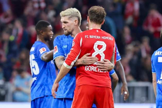 Robert Andrich (Bayer 04 Leverkusen) und Leon Goretzka (FC Bayern Muenchen) umarmen sich, Bundesliga, FC Bayern München v Bayer 04 Leverkusen, Allianz Arena am 01. November 2025 in München, Deutschland. (Foto von Marco Steinbrenner DeFodi Images) Robert Andrich (Bayer 04 Leverkusen) und Leon Goretzka (FC Bayern Muenchen) hugh each other, Bundesliga, FC Bayern München v Bayer 04 Leverkusen, Allianz Arena, November 1, 2025 in München, Germany. (Photo by Marco Steinbrenner DeFodi Images) DFL regulations prohibit any use of photographs as image sequences and or quasi-video. Robert Andrich Bayer 04 Leverkusen and Leon Goretzka FC Bayern Muenchen hug each other, Bundesliga, FC Bayern München v Bayer 04 Leverkusen, Allianz Arena, November 01, 2025 in Munich, Germany Photo by Marco Steinbrenner DeFodi Images Robert Andrich Bayer 04 Leverkusen and Leon Goretzka FC Bayern Muenchen hug each other, Bundesliga, FC Bayern München v Bayer 04 Leverkusen, Allianz Arena, November 1, 2025 in München, Germany Photo by Marco Steinbrenner DeFodi Images DFL regulations prohibit any use of photographs as image sequences and or quasi video