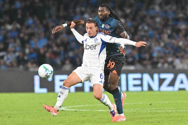 CALCIO - Serie A - SSC Napoli vs Como 1907 Andre Frank Zambo Anguissa of SSC Napoli competes for the ball with Maxence Caqueret of Como 1907 during the Seie A Enelive match between SSC Napoli vs Como 1907 at Diego Armndo Maradona Stadium Naples Italy  Copyright: xIPAxSport ABACAx