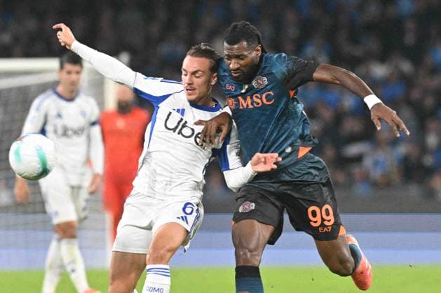 CALCIO - Serie A - SSC Napoli vs Como 1907 Andre Frank Zambo Anguissa of SSC Napoli competes for the ball with Maxence Caqueret of Como 1907 during the Seie A Enelive match between SSC Napoli vs Como 1907 at Diego Armndo Maradona Stadium Naples Italy  Copyright: xIPAxSport ABACAx