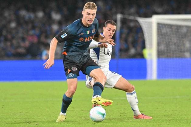 CALCIO - Serie A - SSC Napoli vs Como 1907 Rasmus Hojlund of SSC Napoli competes for the ball with Maxence Caqueret of Como 1907 during the Seie A Enelive match between SSC Napoli vs Como 1907 at Diego Armndo Maradona Stadium Naples Italy  Copyright: xIPAxSport ABACAx