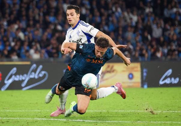 November 1, 2025, Napoli, Campania, ITALIA: Amir Rramani of SSC Napoli . Anastasio Douvikas of FC Como During the 2025 26 Italian Serie A football match between SSC Napoli and FC Como on November 1, 2025, at the Diego Armando Maradona Stadium in Naples...Pictured: Napoli ITALIA - ZUMAs236 20251101_aap_s236_062 Copyright: xFabioxSassox