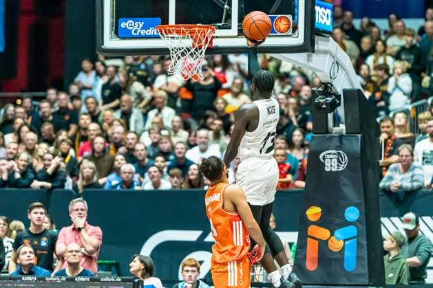 Chemnitz, Germany 01 November 2025 1 BBL 2025 2026 Niners Chemnitz vs Basketball Löwen Braunschweig In the picture from left in the duel Kaza Kajami Keane 99 and Barra Njie Braunschweig with a dunking Copyright: xFotostandx xNachtigallx