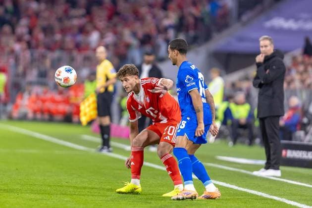 duel between Tom Bischof FC Bayern Muenchen, 20 Arthur Bayer 04 Leverkusen, 13 , GER, FC Bayern Muenchen vs Bayer 04 Leverkusen, Football, Bundesliga, 09 Matchday, Season 2025 2026, 01 11 2025, DFL DFB REGULATES PROHIBIT ANY USE OF PHOTOGRAPHS AS IMAGE SEQUENCES AND OR QUASI VIDEO, GER, FC Bayern Muenchen vs Bayer 04 Leverkusen, Football, Bundesliga, 09 Matchday, Season 2025 2026, 01 11 2025 Muenchen Copyright: xEibner-Pressefoto JanixPlessx EP_JPL