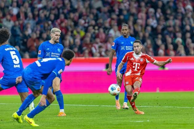 Goal chance shot Raphael Guerreiro FC Bayern Muenchen, 22 , GER, FC Bayern Muenchen vs Bayer 04 Leverkusen, Football, Bundesliga, 09 Matchday, Season 2025 2026, 01 11 2025, DFL DFB REGULATES PROHIBIT ANY USE OF PHOTOGRAPHS AS IMAGE SEQUENCES AND OR QUASI VIDEO, GER, FC Bayern Muenchen vs Bayer 04 Leverkusen, Football, Bundesliga, Matchday 09, Season 2025 2026, 01 11 2025 Muenchen Copyright: xEibner-Pressefoto JanixPlessx EP_JPL