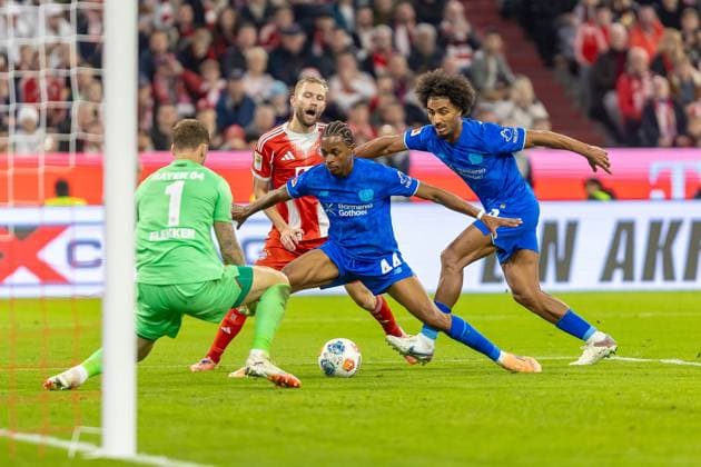 Chance Konrad Laimer FC Bayern Muenchen, 27 Mark Flekken Bayer 04 Leverkusen, 01 Jeanuel Belocian Bayer 04 Leverkusen, 44 and Loic Bade Bayer 04 Leverkusen, 05 prevent him, GER, FC Bayern Muenchen vs Bayer 04 Leverkusen, Football, Bundesliga, 09 Matchday, Matchday 2025 2026, 01 11 2025, DFL DFB REGULATES PROHIBIT ANY USE OF PHOTOGRAPHS AS IMAGE SEQUENCES AND OR QUASI VIDEO, GER, FC Bayern Muenchen vs Bayer 04 Leverkusen, Football, Bundesliga, 09 Matchday, Matchday 2025 2026, 01 11 2025 Muenchen Copyright: xEibner-Pressefoto JanixPlessx EP_JPL