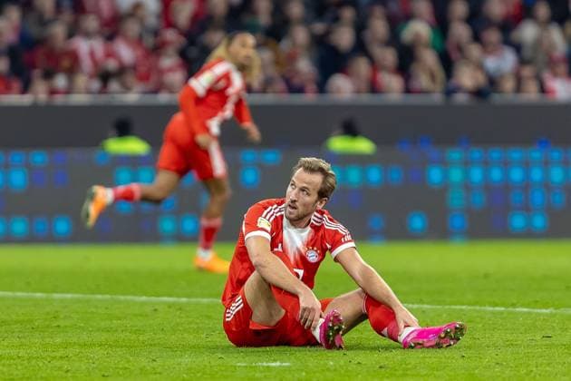 Disappointed Harry Kane FC Bayern Muenchen, 09 sits on the ground, GER, FC Bayern Muenchen vs Bayer 04 Leverkusen, Football, Bundesliga, 09 Matchday, Season 2025 2026, 01 11 2025, DFL DFB REGULATES PROHIBIT ANY USE OF PHOTOGRAPHS AS IMAGE SEQUENCES AND OR QUASI VIDEO, GER, FC Bayern Muenchen vs Bayer 04 Leverkusen, Football, Bundesliga, 09 Matchday, Season 2025 2026, 01 11 2025 Muenchen Copyright: xEibner-Pressefoto JanixPlessx EP_JPL