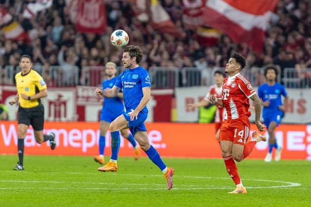 Jonas Hofmann Bayer 04 Leverkusen, 07 kepft den Ball vor Luis Diaz FC Bayern Muenchen, 14 , GER, FC Bayern Muenchen vs Bayer 04 Leverkusen, Fußball, Bundesliga, 09 Spieltag, Spielzeit 2025 2026, 01 11 2025, DFL DFB REGULATES PROHIBIT ANY USE OF PHOTOGRAPHS AS IMAGE SEQUENCES AND OR QUASI VIDEO, GER, FC Bayern Muenchen vs Bayer 04 Leverkusen, Football, Bundesliga, Matchday 09, Season 2025 2026, 01 11 2025 Muenchen Copyright: xEibner-Pressefoto JanixPlessx EP_JPL