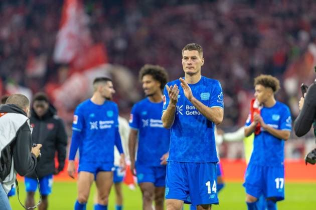 Patrik Schick Bayer 04 Leverkusen, 14 applauds disappointed after the match, GER, FC Bayern Muenchen vs Bayer 04 Leverkusen, Football, Bundesliga, 09 Matchday, Season 2025 2026, 01 11 2025, DFL DFB REGULATES PROHIBIT ANY USE OF PHOTOGRAPHS AS IMAGE SEQUENCES AND OR QUASI VIDEO, GER, FC Bayern Muenchen vs Bayer 04 Leverkusen, Football, Bundesliga, Matchday 09, Season 2025 2026, 01 11 2025 Muenchen Copyright: xEibner-Pressefoto JanixPlessx EP_JPL