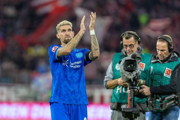 Robert Andrich Bayer 04 Leverkusen, 08 applauds Portrait, GER, FC Bayern Muenchen vs Bayer 04 Leverkusen, Football, Bundesliga, 09 Matchday, Season 2025 2026, 01 11 2025, DFL DFB REGULATES PROHIBIT ANY USE OF PHOTOGRAPHS AS IMAGE SEQUENCES AND OR QUASI VIDEO, GER, FC Bayern Muenchen vs Bayer 04 Leverkusen, Football, Bundesliga, Matchday 09, Season 2025 2026, 01 11 2025 Muenchen Copyright: xEibner-Pressefoto JanixPlessx EP_JPL