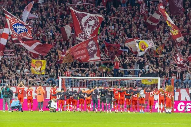 FC Bayern team celebrates emotions with the Suedkurve after the match, GER, FC Bayern Muenchen vs Bayer 04 Leverkusen, Football, Bundesliga, 09 Matchday, Matchday 2025 2026, 01 11 2025, DFL DFB REGULATES PROHIBIT ANY USE OF PHOTOGRAPHS AS IMAGE SEQUENCES AND OR QUASI VIDEO, GER, FC Bayern Muenchen vs Bayer 04 Leverkusen, Football, Bundesliga, 09 Matchday, Season 2025 2026, 01 11 2025 Muenchen Copyright: xEibner-Pressefoto JanixPlessx EP_JPL