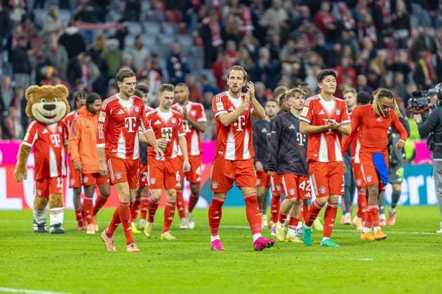 Leon Goretzka FC Bayern Muenchen, 08 Harry Kane FC Bayern Muenchen, 09 Minjae Kim FC Bayern Muenchen, 03 celebrate the victory with the spectators after the match Emotions, GER, FC Bayern Muenchen vs Bayer 04 Leverkusen, Football, Bundesliga, 09 Matchday, Matchday 2025 2026, 01 11 2025, DFL DFB REGULATES PROHIBIT ANY USE OF PHOTOGRAPHS AS IMAGE SEQUENCES AND OR QUASI VIDEO, GER, FC Bayern Muenchen vs Bayer 04 Leverkusen, Football, Bundesliga, 09 Matchday, Matchday 2025 2026, 01 11 2025 Muenchen Copyright: xEibner-Pressefoto JanixPlessx EP_JPL