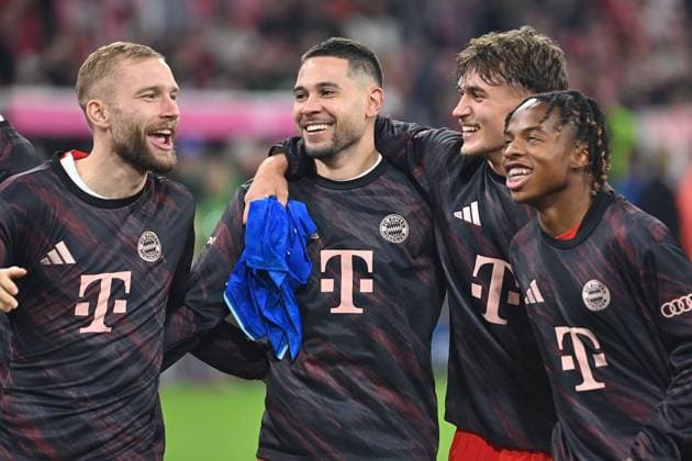 Final cheer, from left Konrad LAIMER Bayern Muenchen ,Raphael GUERREIRO Bayern Muenchen ,Tom BISCHOF Bayern Muenchen , Wisdom MIKE Bayern Muenchen Cheering,Joy,Enthusiasm Football 1 Bundesliga Season 2025 2026, 9 Matchday, Matchday09 FC Bayern Muenchen Bayer 04 Leverkusen 3 0 on 01 11 2025 , A L L I A N Z A R E N A