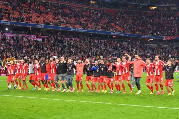 Final cheer, team photo,team,team,team photo cheering,joy,enthusiasm,dance of joy Football 1 Bundesliga Season 2025 2026, 9 Matchday, Matchday09 FC Bayern Muenchen Bayer 04 Leverkusen 3 0 on 01 11 2025 , A L L I A N Z A R E N A