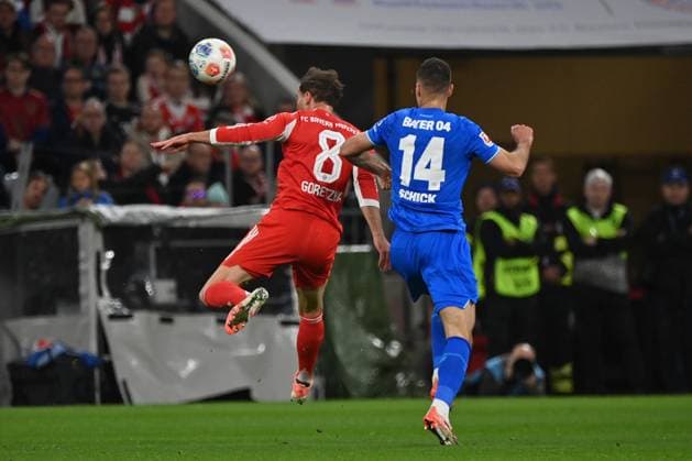 01 11 2025, xjrdrx, Soccer 1 Bundesliga, FC Bayern Muenchen Bayer 04 Leverkusen v l Leon Goretzka FC Bayern Muenchen Patrik Schick Bayer 04 Leverkusen Zweikampf, Aktion, action, battle for the ball DFL DFB REGULATIONS PROHIBIT ANY USE OF PHOTOGRAPHS as IMAGE SEQUENCES and or QUASI VIDEO Muenchen