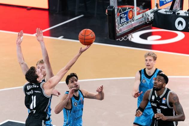 Richard Balint BMA365 Bamberg Baskets, 11 on a lay-up against Jared Grey Veolia Towers Hamburg, 08 and Benedikt Turudic Veolia Towers Hamburg, 44 , GER, Veolia Towers Hamburg vs BMA365 Bamberg Baskets, Basketball, Bundesliga, Matchday 6, Season 2025 2026, 01 11 2025 GER, Veolia Towers Hamburg vs BMA365 Bamberg Baskets, Basketball, Bundesliga, Matchday 6, Season 2025 2026, 01 11 2025 Hamburg Copyright: xEibner-Pressefoto MaxxVincenx EP_MVN