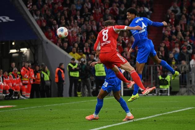 01 11 2025, xjrdrx, Soccer 1 Bundesliga, FC Bayern Muenchen Bayer 04 Leverkusen v l Leon Goretzka FC Bayern Muenchen Jarell Quansah Bayer 04 Leverkusen Zweikampf, Aktion, action, battle for the ball DFL DFB REGULATIONS PROHIBIT ANY USE OF PHOTOGRAPHS as IMAGE SEQUENCES and or QUASI VIDEO Muenchen