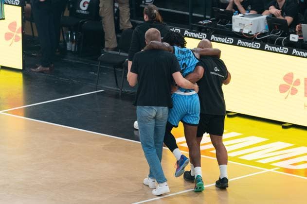Leonard Thorpe Jr Veolia Towers Hamburg, 02 has to be carried off the court injured, GER, Veolia Towers Hamburg vs BMA365 Bamberg Baskets, Basketball, Bundesliga, Matchday 6, Season 2025 2026, 01 11 2025 GER, Veolia Towers Hamburg vs BMA365 Bamberg Baskets, Basketball, Bundesliga, Matchday 6, Season 2025 2026, 01 11 2025 Hamburg Copyright: xEibner-Pressefoto MaxxVincenx EP_MVN