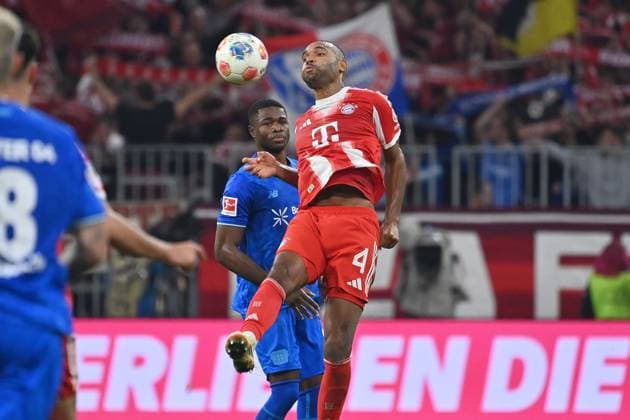Jonathan TAH Bayern Muenchen , Action,Duel Football 1 Bundesliga Season 2025 2026, 9 Matchday, Matchday09 FC Bayern Muenchen Bayer 04 Leverkusen 3 0 on 01 11 2025 , A L L I A N Z A R E N A