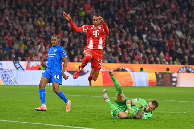 Goalkeeper Mark FLEKKEN Bayer Leverkusen saves the ball from Michael OLISE Bayern Muenchen penalty area scene Action Soccer 1 Bundesliga Season 2025 2026, 9 Matchday, Matchday09 FC Bayern Muenchen Bayer 04 Leverkusen 3 0 on 01 11 2025 , A L L I A N Z A R E N A