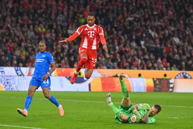 Goalkeeper Mark FLEKKEN Bayer Leverkusen saves the ball from Michael OLISE Bayern Muenchen penalty area scene Action Soccer 1 Bundesliga Season 2025 2026, 9 Matchday, Matchday09 FC Bayern Muenchen Bayer 04 Leverkusen 3 0 on 01 11 2025 , A L L I A N Z A R E N A