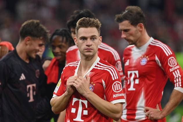 Joshua KIMMICH Bayern Muenchen reflecting after the end of the match Football 1 Bundesliga Season 2025 2026, Matchday 9, Matchday09 FC Bayern Muenchen Bayer 04 Leverkusen 3 0 on 01 11 2025 , A L L I A N Z A R E N A