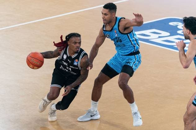 Cobe Williams BMA365 Bamberg Baskets, 24 dribbling against Kenneth Ogbe Veolia Towers Hamburg, 25 , GER, Veolia Towers Hamburg vs BMA365 Bamberg Baskets, Basketball, Bundesliga, Matchday 6, Season 2025 2026, 01 11 2025 GER, Veolia Towers Hamburg vs BMA365 Bamberg Baskets, Basketball, Bundesliga, Matchday 6, Season 2025 2026, 01 11 2025 Hamburg Copyright: xEibner-Pressefoto MaxxVincenx EP_MVN