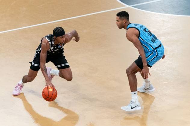 Demarcus Demonia BMA365 Bamberg Baskets, 08 dribbling against Kenneth Ogbe Veolia Towers Hamburg, 25 , GER, Veolia Towers Hamburg vs BMA365 Bamberg Baskets, Basketball, Bundesliga, Matchday 6, Season 2025 2026, 01 11 2025 GER, Veolia Towers Hamburg vs BMA365 Bamberg Baskets, Basketball, Bundesliga, Matchday 6, Season 2025 2026, 01 11 2025 Hamburg Copyright: xEibner-Pressefoto MaxxVincenx EP_MVN