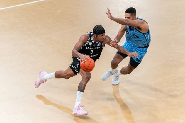 Demarcus Demonia BMA365 Bamberg Baskets, 08 dribbling against Kenneth Ogbe Veolia Towers Hamburg, 25 , GER, Veolia Towers Hamburg vs BMA365 Bamberg Baskets, Basketball, Bundesliga, Matchday 6, Season 2025 2026, 01 11 2025 GER, Veolia Towers Hamburg vs BMA365 Bamberg Baskets, Basketball, Bundesliga, Matchday 6, Season 2025 2026, 01 11 2025 Hamburg Copyright: xEibner-Pressefoto MaxxVincenx EP_MVN